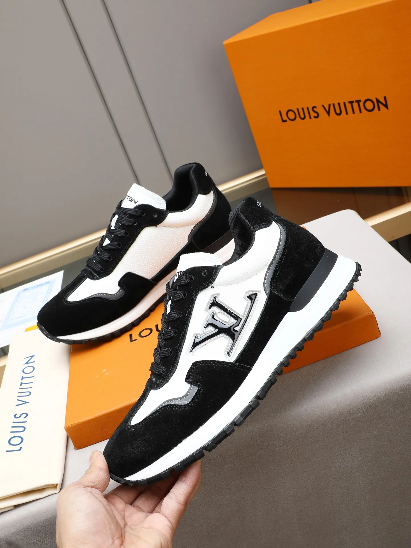 PP600 Louis Vuitton LV Run Men's Sports Shoes LV Run men's sports shoes are made of cowhide leather, low-key and luxurious. The tongue and heel are embellished with classic logos, giving it a full sense of hierarchy. The rubber sole has strong grip and wear resistance, suitable for daily wear or light sports scenes, and has a full sense of quality🎬size: 39-44 (customized at 38.45.46)